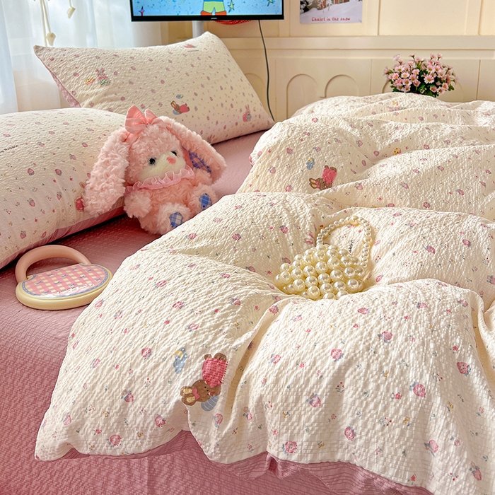 91家纺网 家纺一手货源 找家纺 仟网汇 2026新款简单款泡芙纱印花四件套 草莓兔语