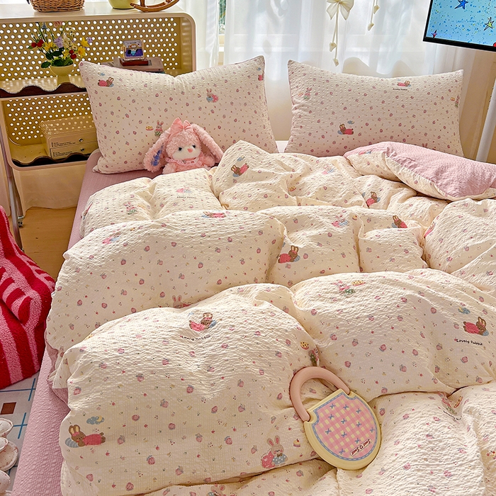 91家纺网 家纺一手货源 找家纺 仟网汇 2026新款简单款泡芙纱印花四件套 草莓兔语