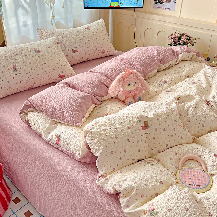 91家纺网 家纺一手货源 找家纺 仟网汇 2026新款简单款泡芙纱印花四件套 草莓兔语