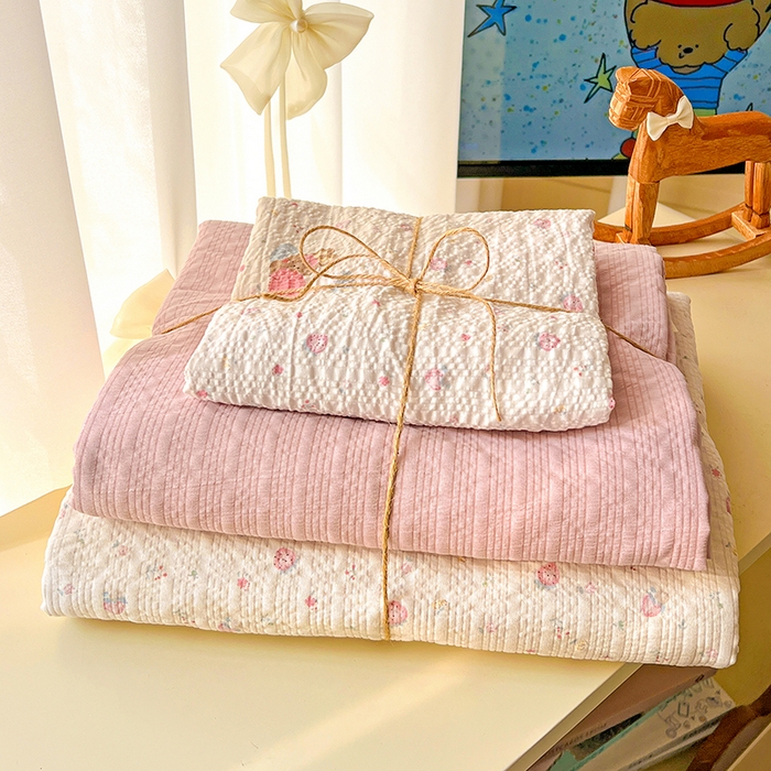 91家纺网 家纺一手货源 找家纺 仟网汇 2026新款简单款泡芙纱印花四件套 草莓兔语