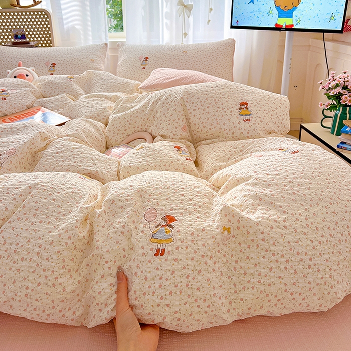 91家纺网 家纺一手货源 找家纺 仟网汇 2026新款简单款泡芙纱印花四件套 花影女孩