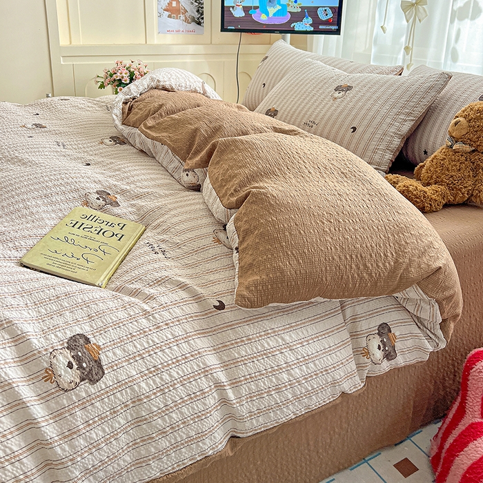 91家纺网 家纺一手货源 找家纺 仟网汇 2026新款简单款泡芙纱印花四件套 咖啡狗