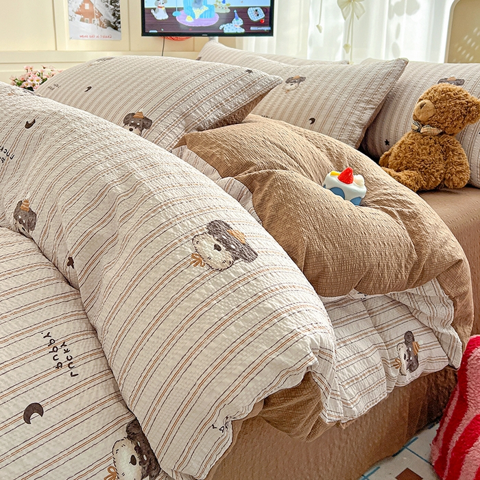 91家纺网 家纺一手货源 找家纺 仟网汇 2026新款简单款泡芙纱印花四件套 咖啡狗