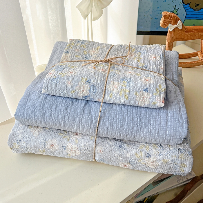 91家纺网 家纺一手货源 找家纺 仟网汇 2026新款简单款泡芙纱印花四件套 蓝樱