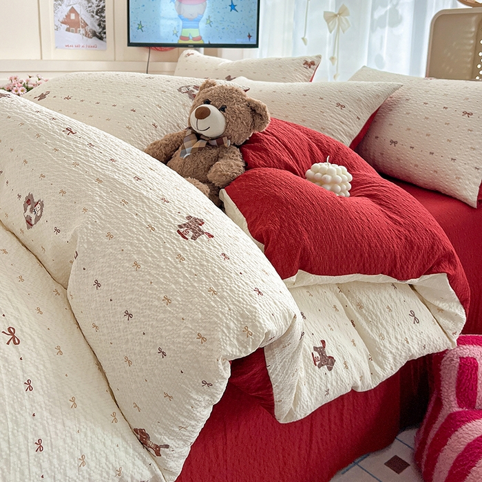 91家纺网 家纺一手货源 找家纺 仟网汇 2026新款简单款泡芙纱印花四件套 木马甜心