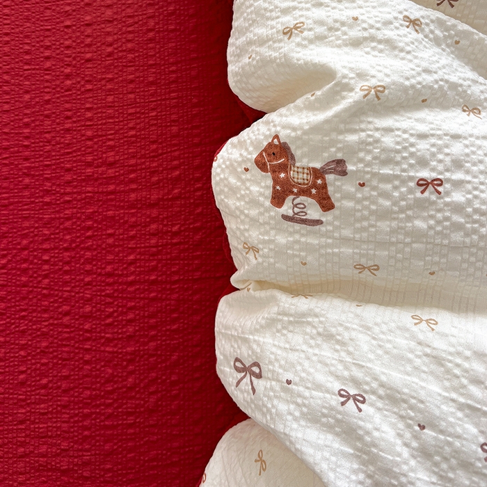 91家纺网 家纺一手货源 找家纺 仟网汇 2026新款简单款泡芙纱印花四件套 木马甜心