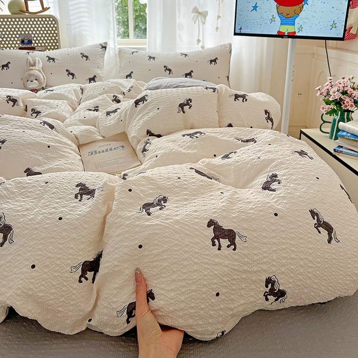 91家纺网 家纺一手货源 找家纺 仟网汇 2026新款简单款泡芙纱印花四件套 奶棕小马