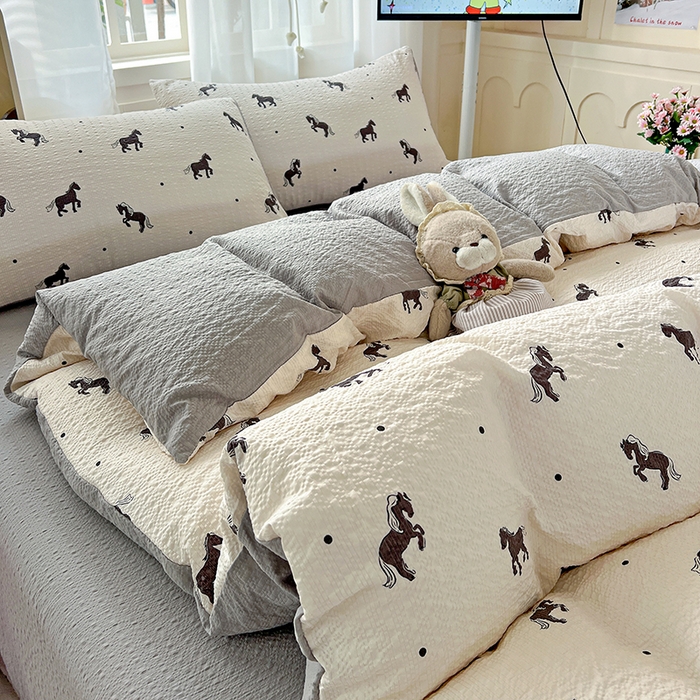 91家纺网 家纺一手货源 找家纺 仟网汇 2026新款简单款泡芙纱印花四件套 奶棕小马