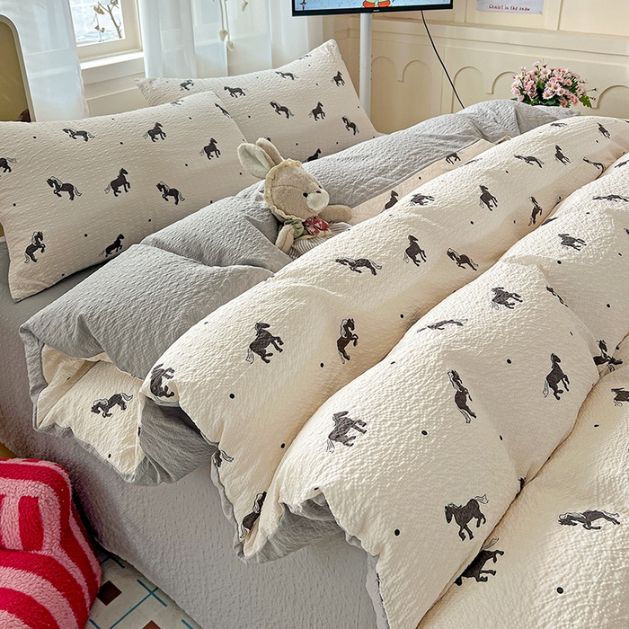 91家纺网 家纺一手货源 找家纺 仟网汇 2026新款简单款泡芙纱印花四件套 奶棕小马