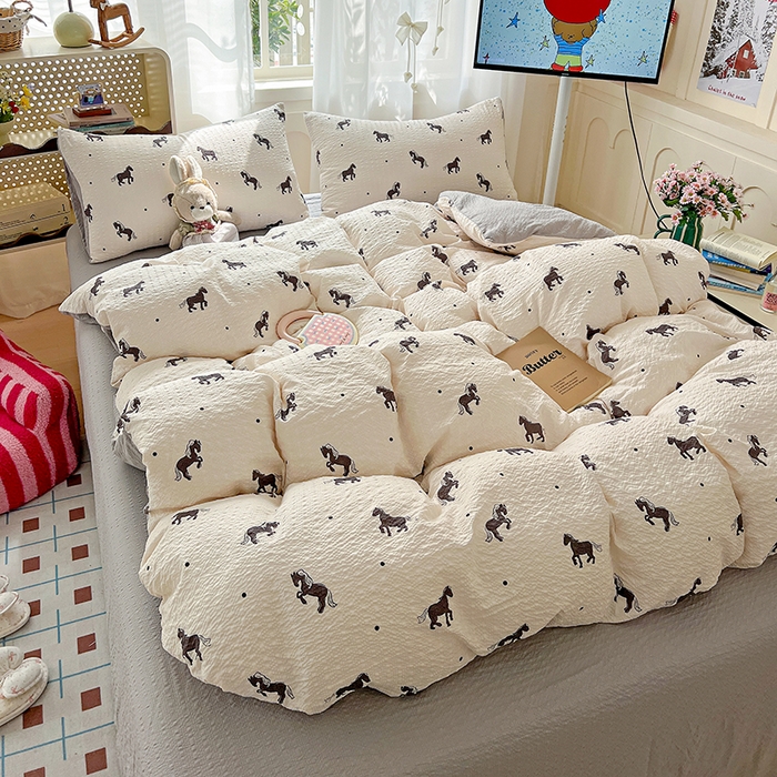 91家纺网 家纺一手货源 找家纺 仟网汇 2026新款简单款泡芙纱印花四件套 奶棕小马