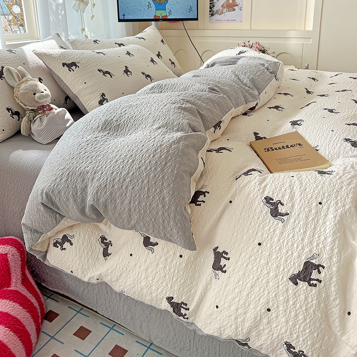 91家纺网 家纺一手货源 找家纺 仟网汇 2026新款简单款泡芙纱印花四件套 奶棕小马