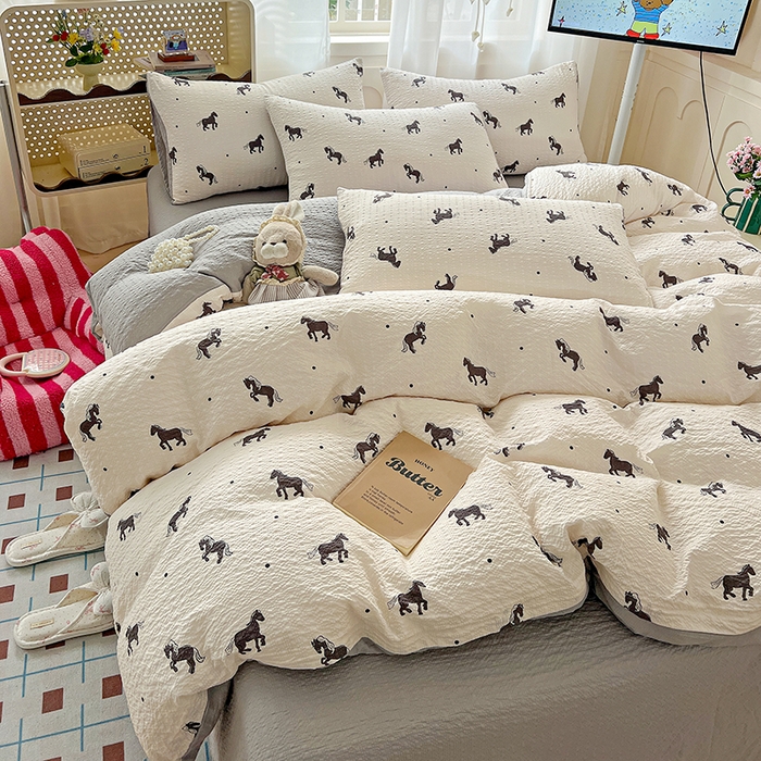 91家纺网 家纺一手货源 找家纺 仟网汇 2026新款简单款泡芙纱印花四件套 奶棕小马