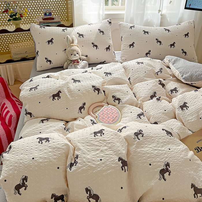 91家纺网 家纺一手货源 找家纺 仟网汇 2026新款简单款泡芙纱印花四件套 奶棕小马