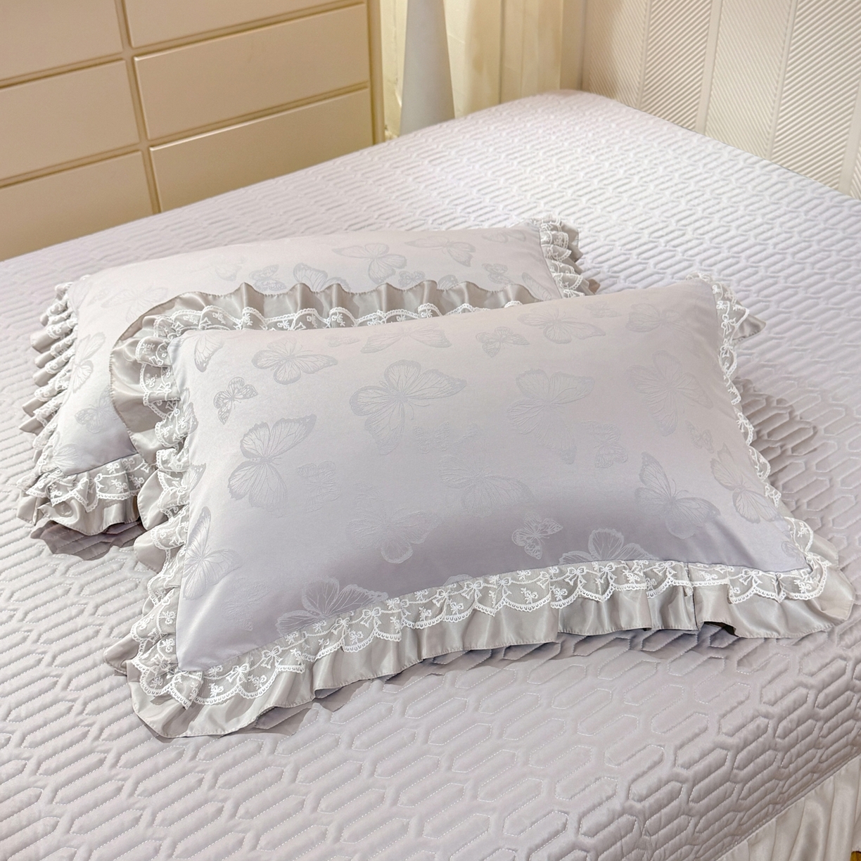 91家纺网 家纺一手货源 找家纺 优贝家纺 2026春夏新款提花水洗天丝冰丝天丝韩版夹棉床盖四件套 蝶舞-绅士灰