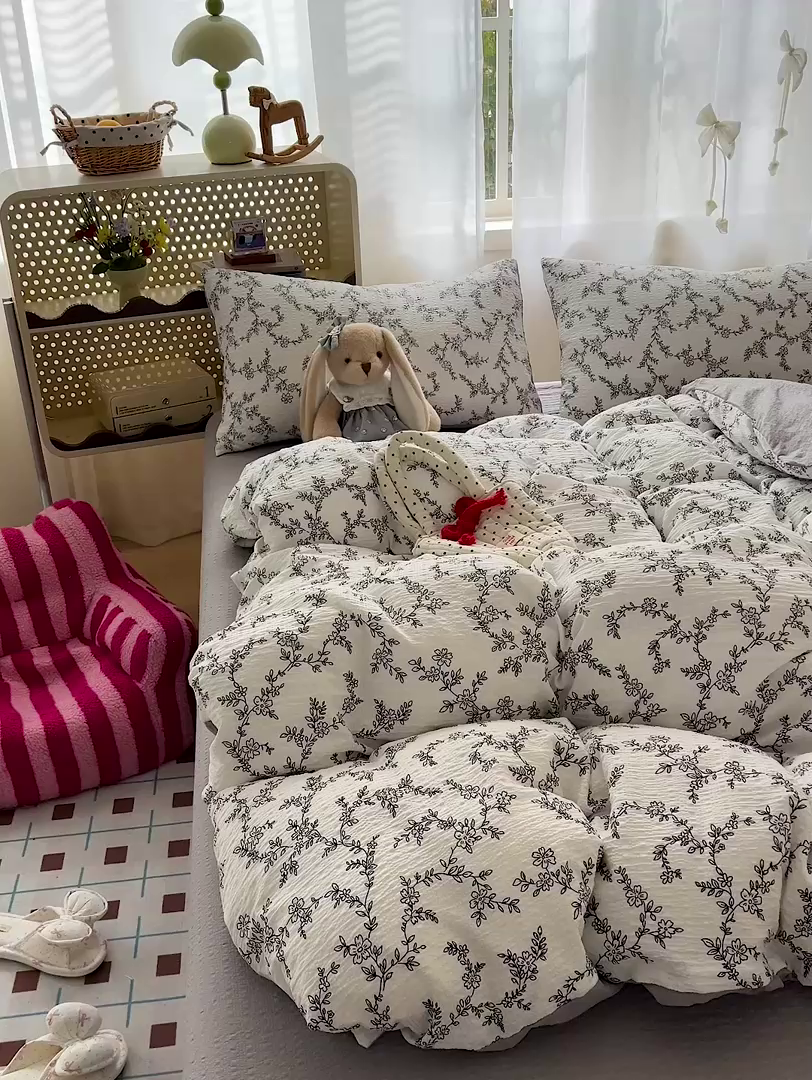 91家纺网 家纺一手货源 找家纺 仟网汇 2026新款简单款泡芙纱印花四件套 线条画