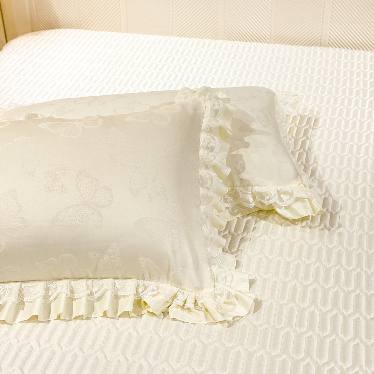 91家纺网 家纺一手货源 找家纺 优贝家纺 2026春夏新款提花水洗天丝冰丝天丝韩版夹棉床盖四件套 蝶舞-奶油白