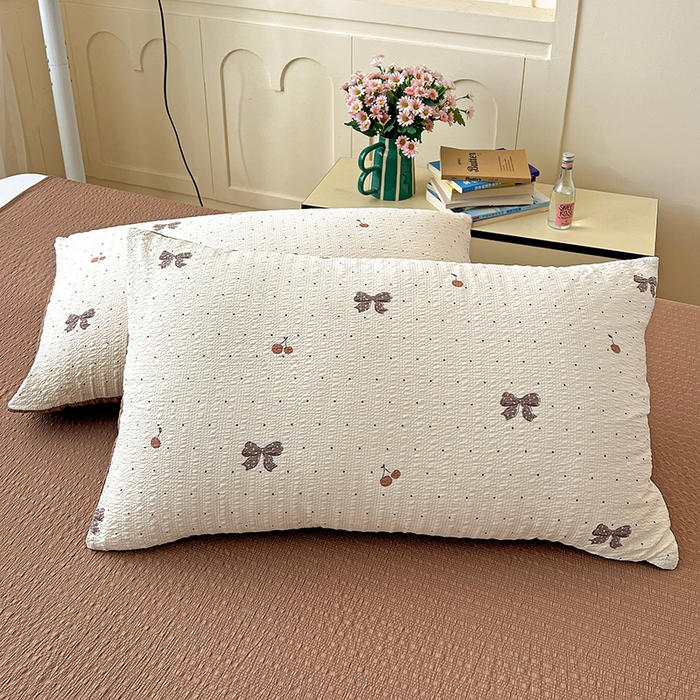 91家纺网 家纺一手货源 找家纺 仟网汇 2026新款简单款泡芙纱印花四件套 樱桃波点