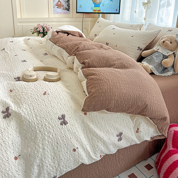 91家纺网 家纺一手货源 找家纺 仟网汇 2026新款简单款泡芙纱印花四件套 樱桃波点