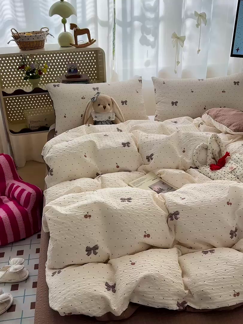 91家纺网 家纺一手货源 找家纺 仟网汇 2026新款简单款泡芙纱印花四件套 樱桃波点