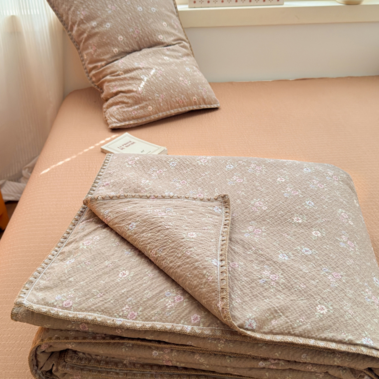 91家纺网 家纺一手货源 找家纺 暖阳 2026新款100%棉花泡芙棉贝壳夏被被子被芯 咖色情调