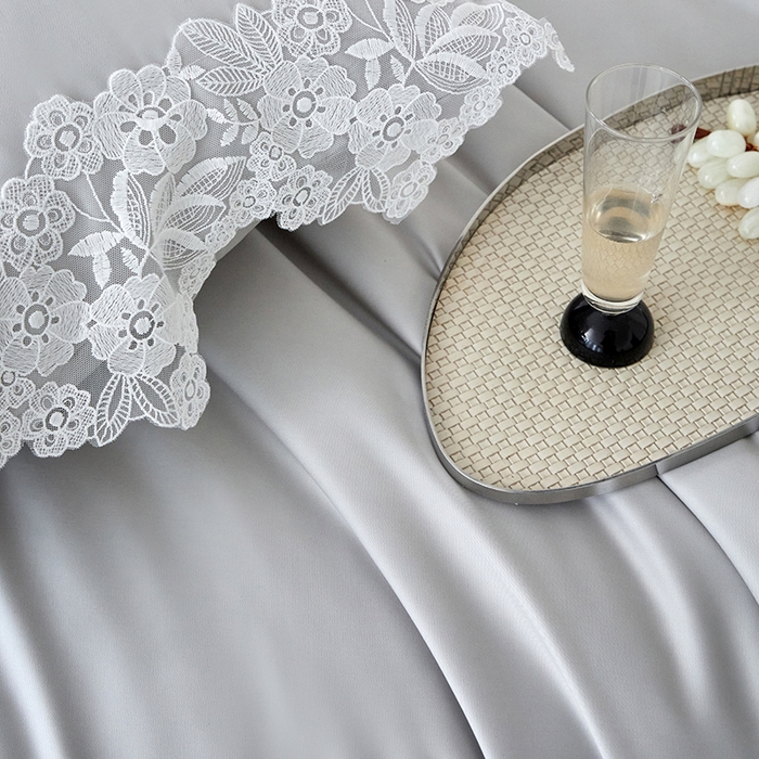 91家纺网 家纺一手货源 找家纺 金奇达家纺 2026新款茧养丝光缎四件套-蕾丝小姐（标准号全网控价（折后券后）不低于299元） 蕾丝小姐-烟霞