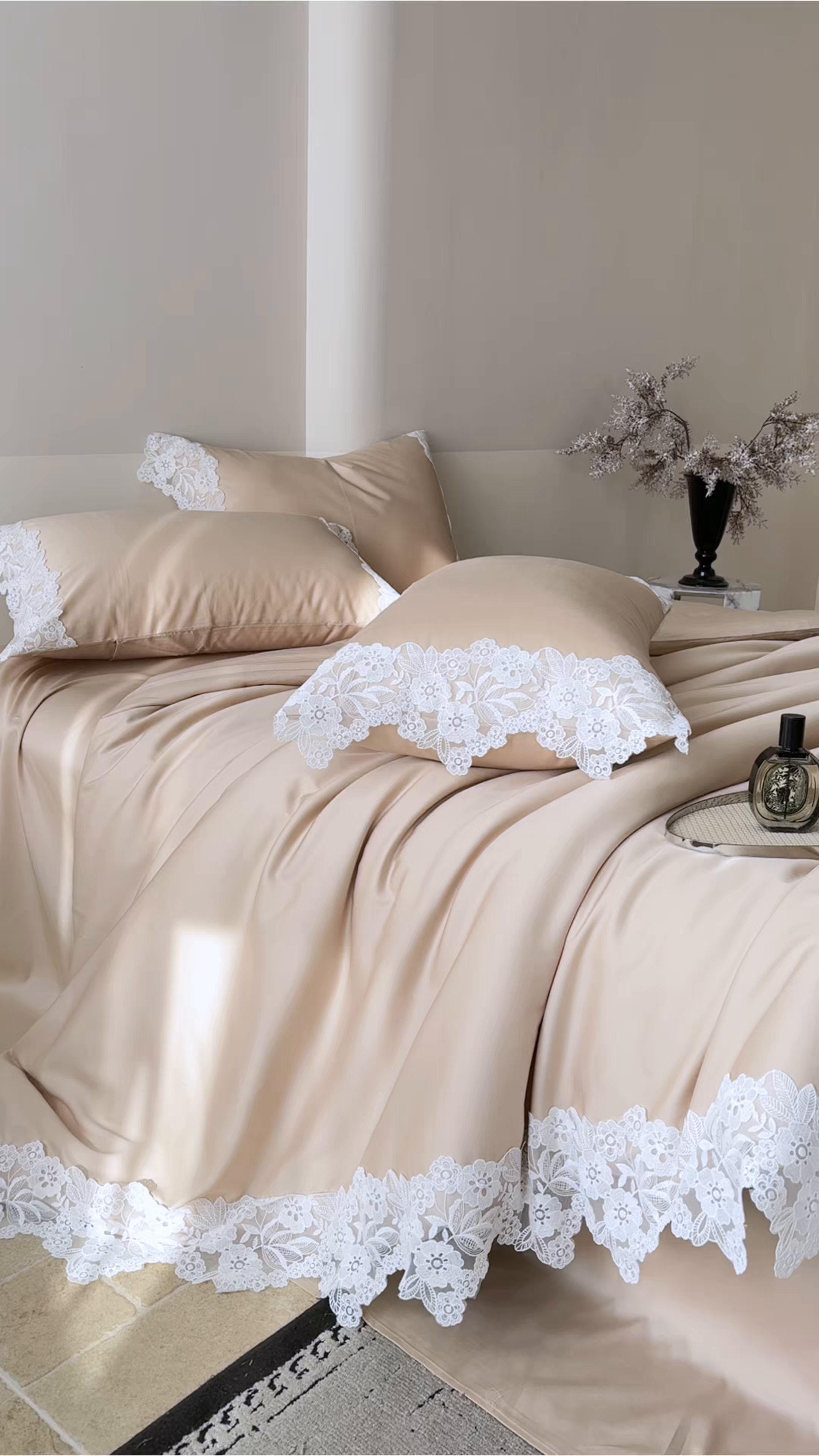 91家纺网 家纺一手货源 找家纺 金奇达家纺 2026新款茧养丝光缎四件套-蕾丝小姐（标准号全网控价（折后券后）不低于299元） 蕾丝小姐-云纱