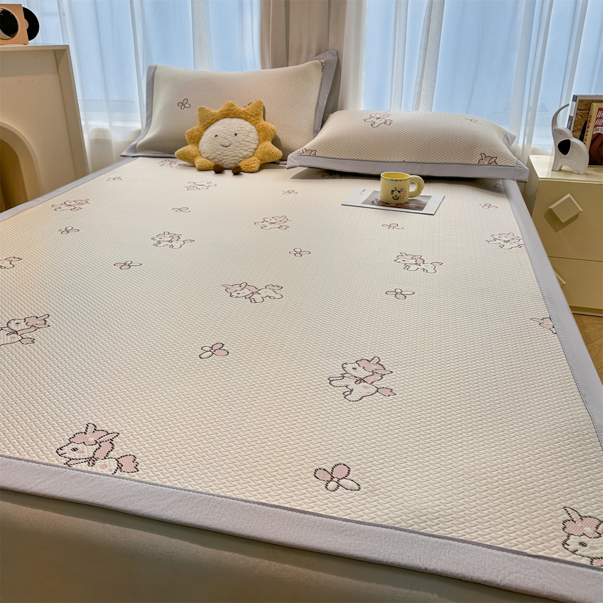 91家纺网 家纺一手货源 找家纺 （总）梵克保罗 2026新款卡通实拍小红书爆款凉豆豆凉席100%PE 乙纶凉感可水洗床席席子