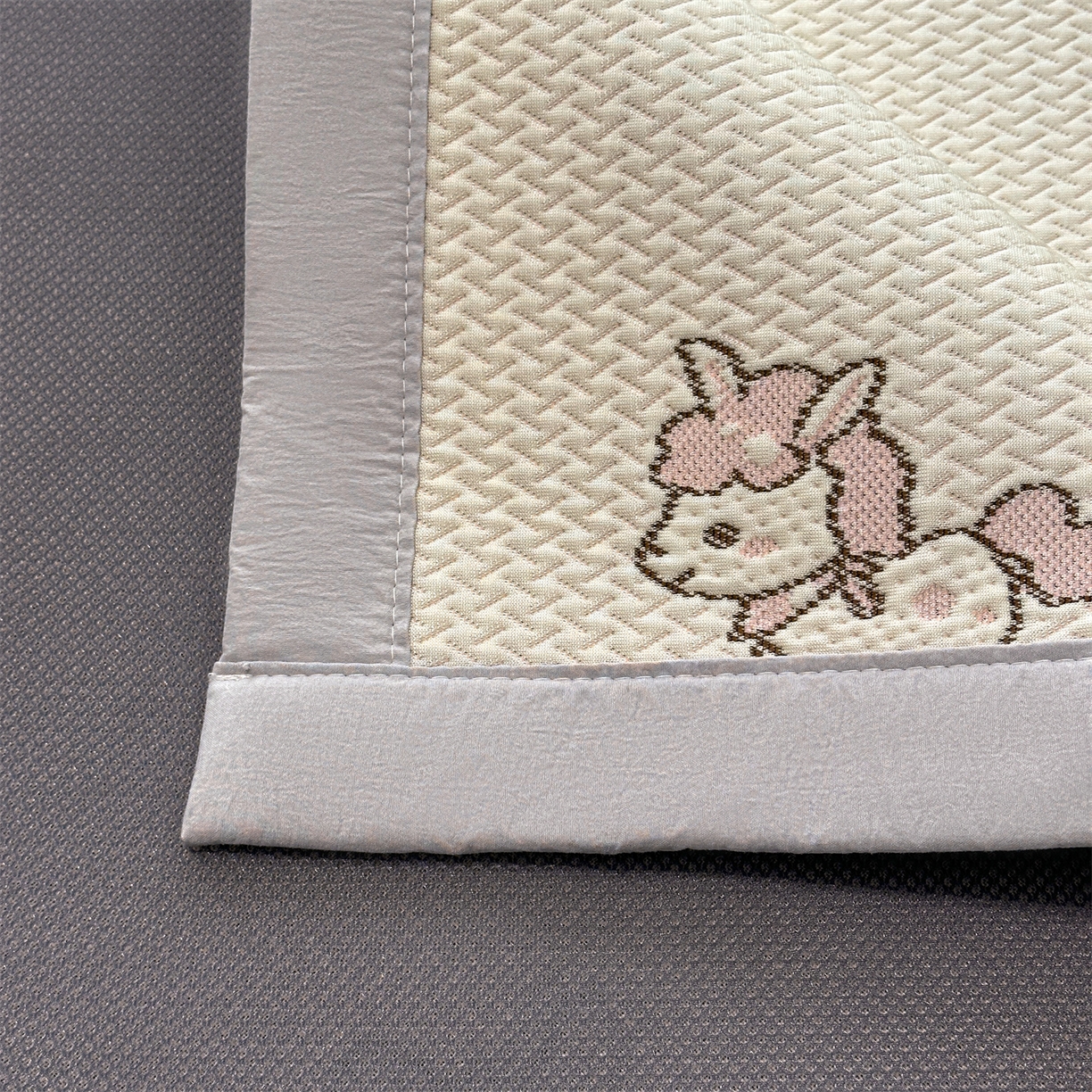 91家纺网 家纺一手货源 找家纺 （总）梵克保罗 2026新款卡通实拍小红书爆款凉豆豆凉席100%PE 乙纶凉感可水洗床席席子