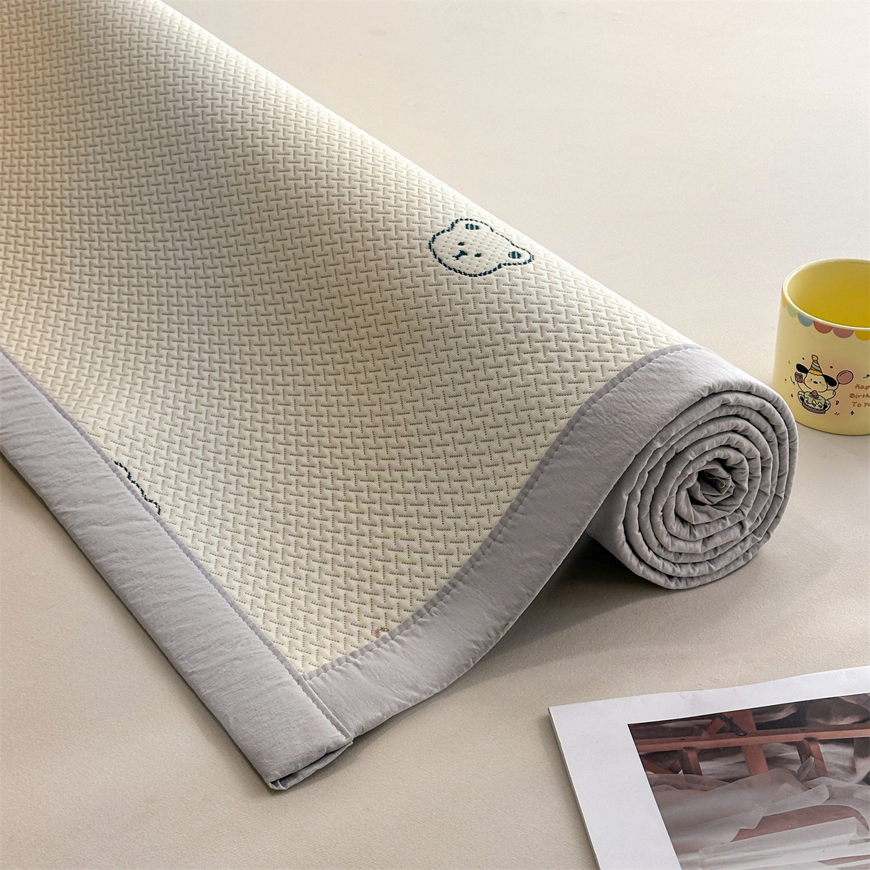 91家纺网 家纺一手货源 找家纺 梵克保罗 2026新款卡通实拍小红书爆款凉豆豆凉席100%PE 乙纶凉感可水洗床席席子 蓝蓝小熊