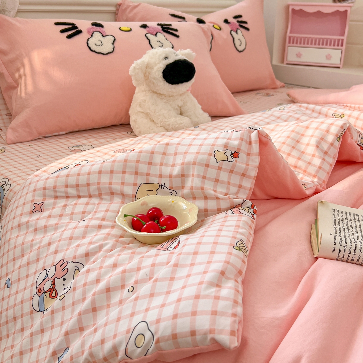 91家纺网 家纺一手货源 找家纺 易辰美 2026新款水洗棉毛巾绣夏被四件套 可爱KT猫