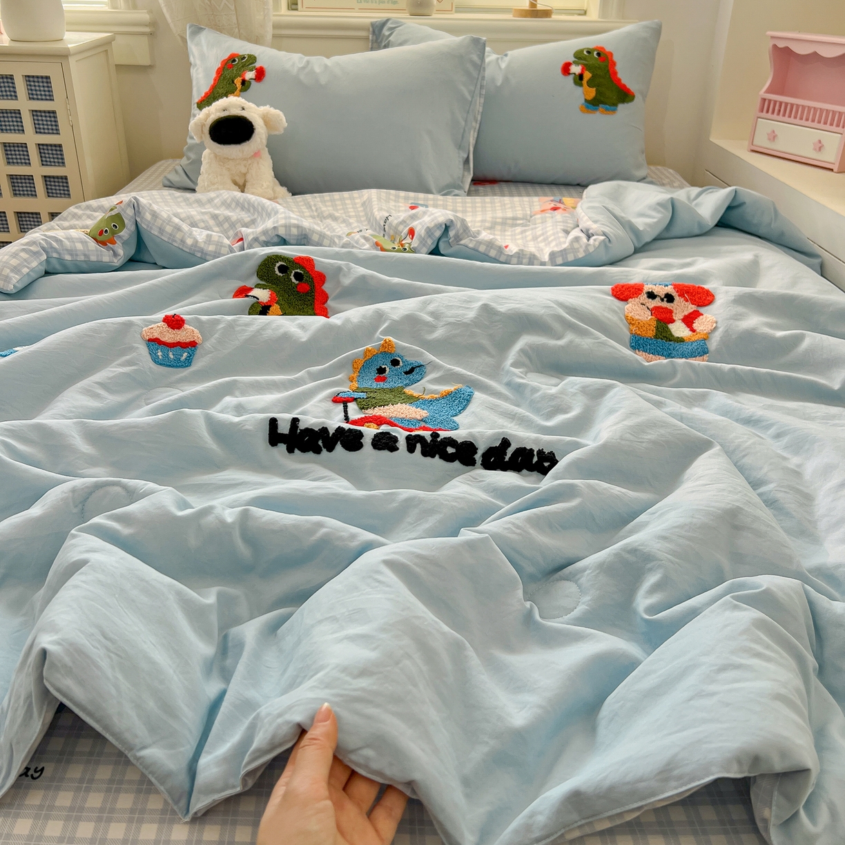 91家纺网 家纺一手货源 找家纺 易辰美 2026新款水洗棉毛巾绣夏被四件套 动物派对