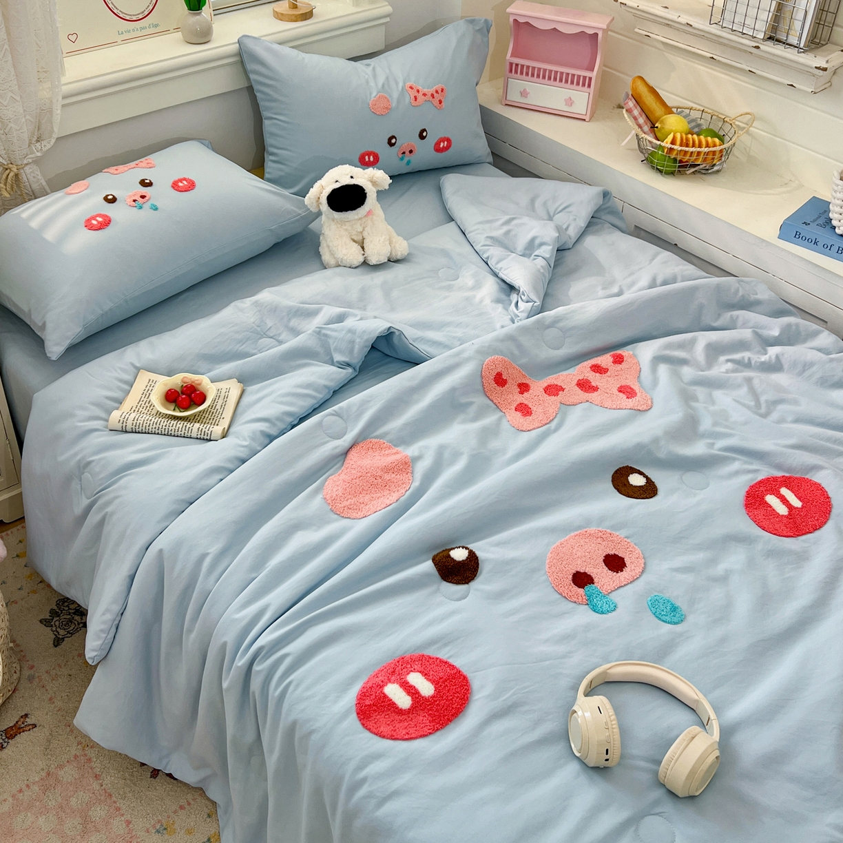 91家纺网 家纺一手货源 找家纺 易辰美 2026新款水洗棉毛巾绣夏被四件套 流涕猪-兰