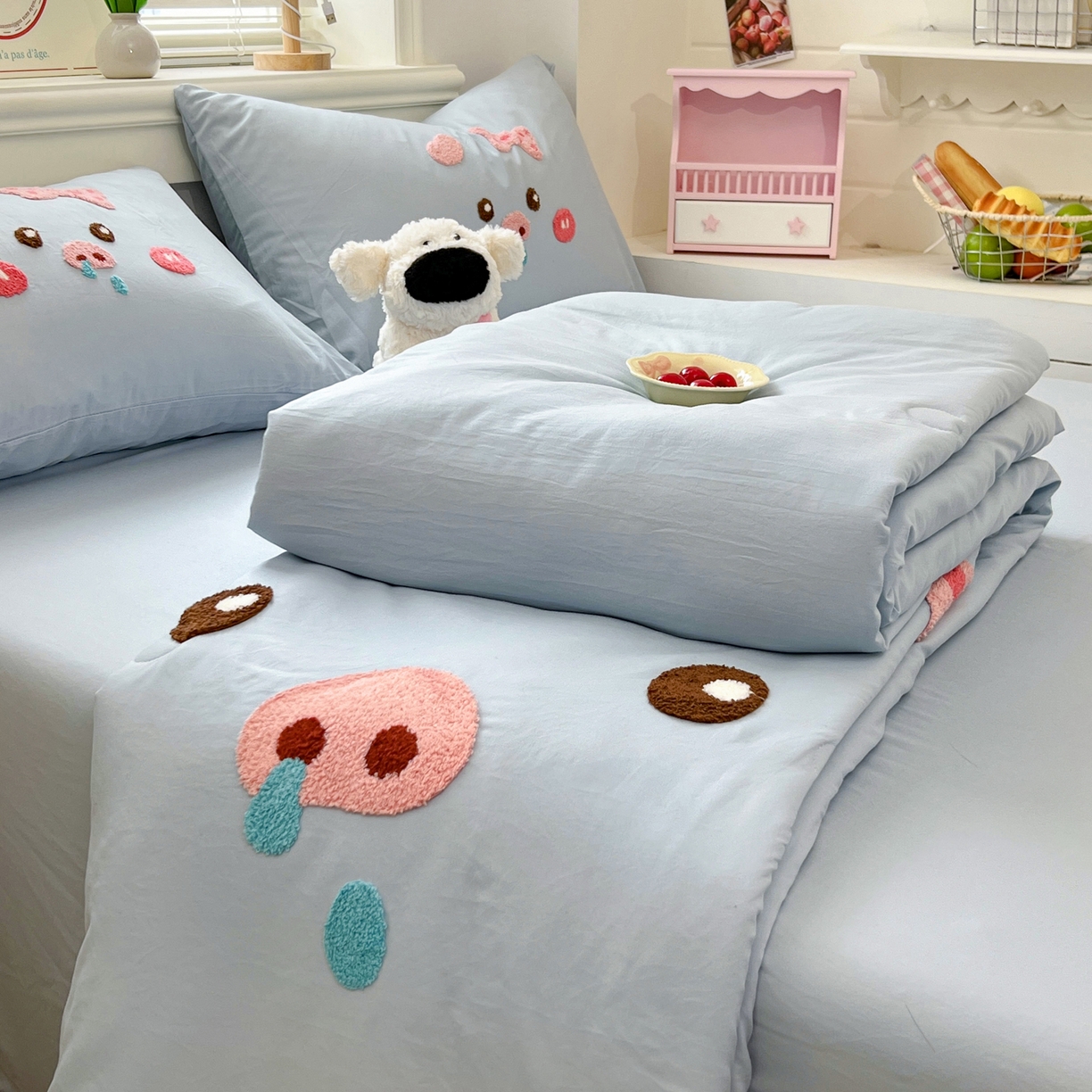 91家纺网 家纺一手货源 找家纺 易辰美 2026新款水洗棉毛巾绣夏被四件套 流涕猪-兰