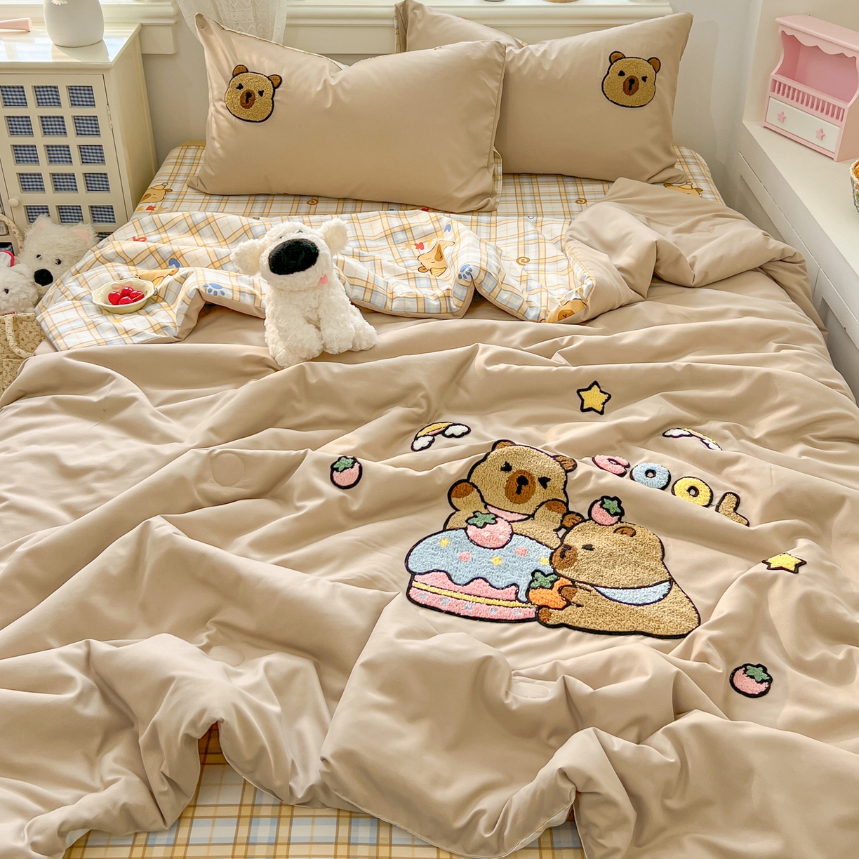 91家纺网 家纺一手货源 找家纺 易辰美 2026新款水洗棉毛巾绣夏被四件套 蛋糕卡皮