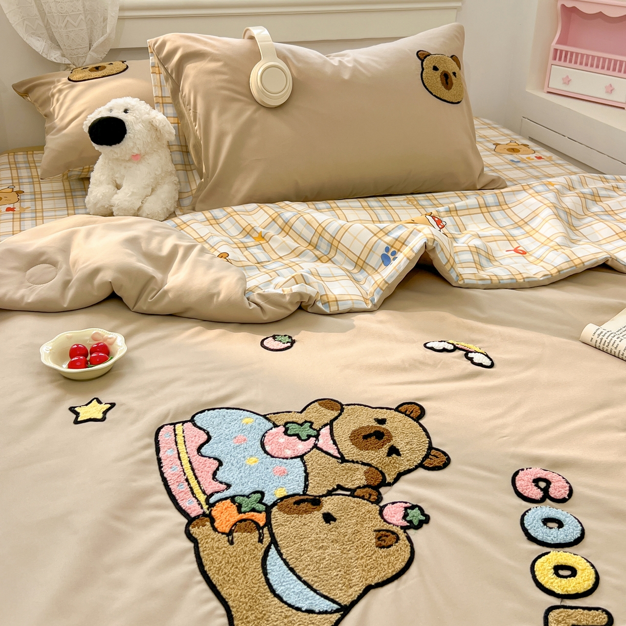 91家纺网 家纺一手货源 找家纺 易辰美 2026新款水洗棉毛巾绣夏被四件套 蛋糕卡皮