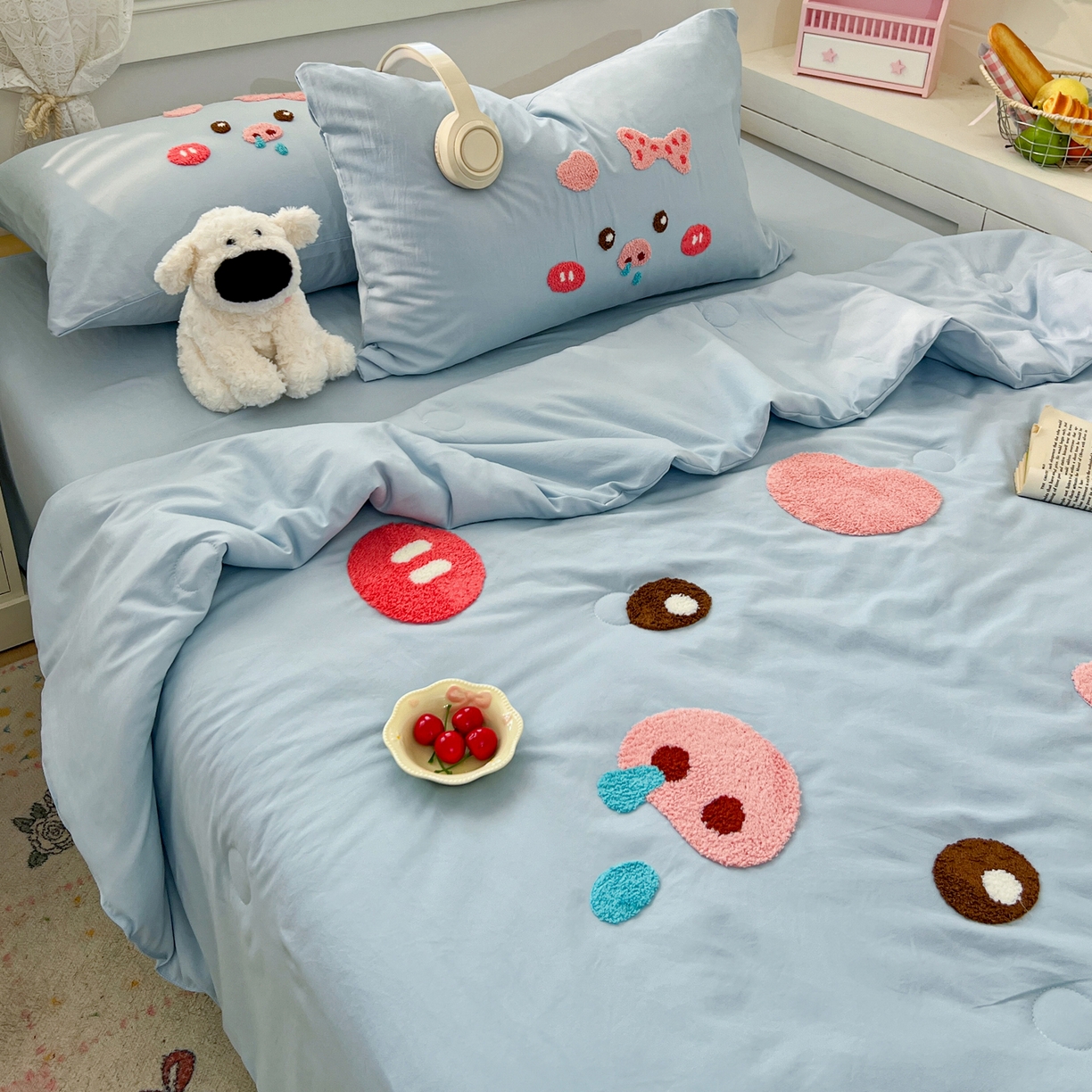 91家纺网 家纺一手货源 找家纺 易辰美 2026新款水洗棉毛巾绣夏被四件套 流涕猪-兰