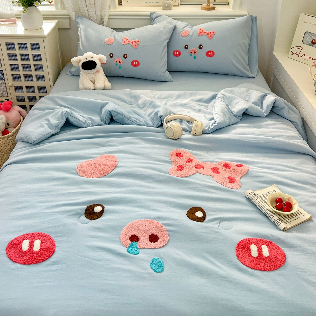 91家纺网 家纺一手货源 找家纺 易辰美 2026新款水洗棉毛巾绣夏被四件套 流涕猪-兰