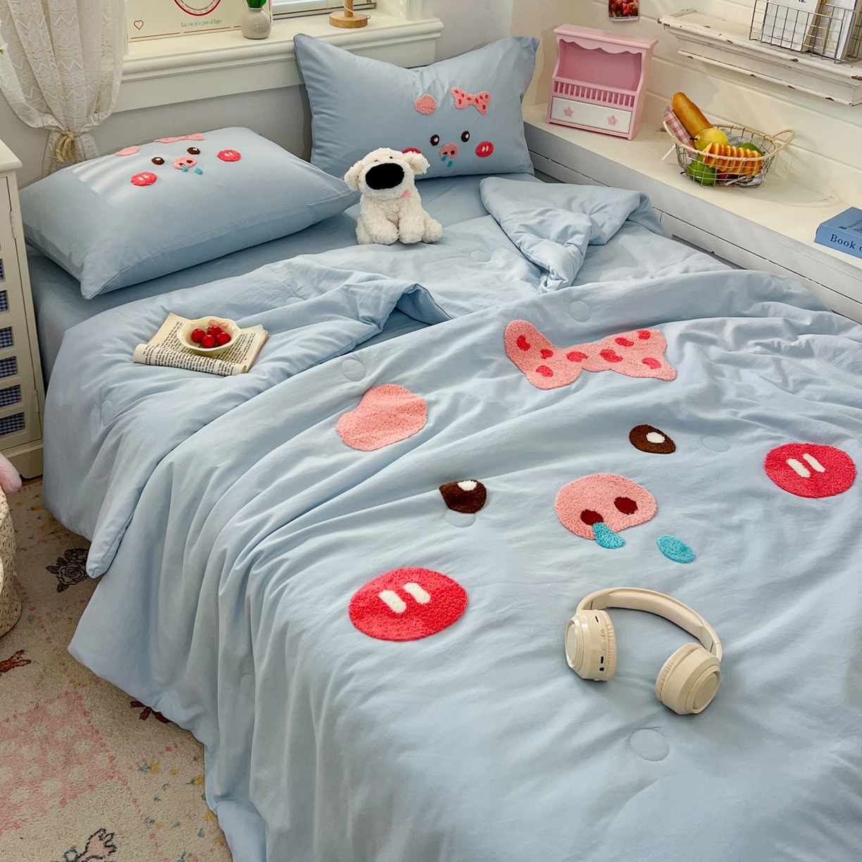 91家纺网 家纺一手货源 找家纺 易辰美 2026新款水洗棉毛巾绣夏被四件套 流涕猪-兰