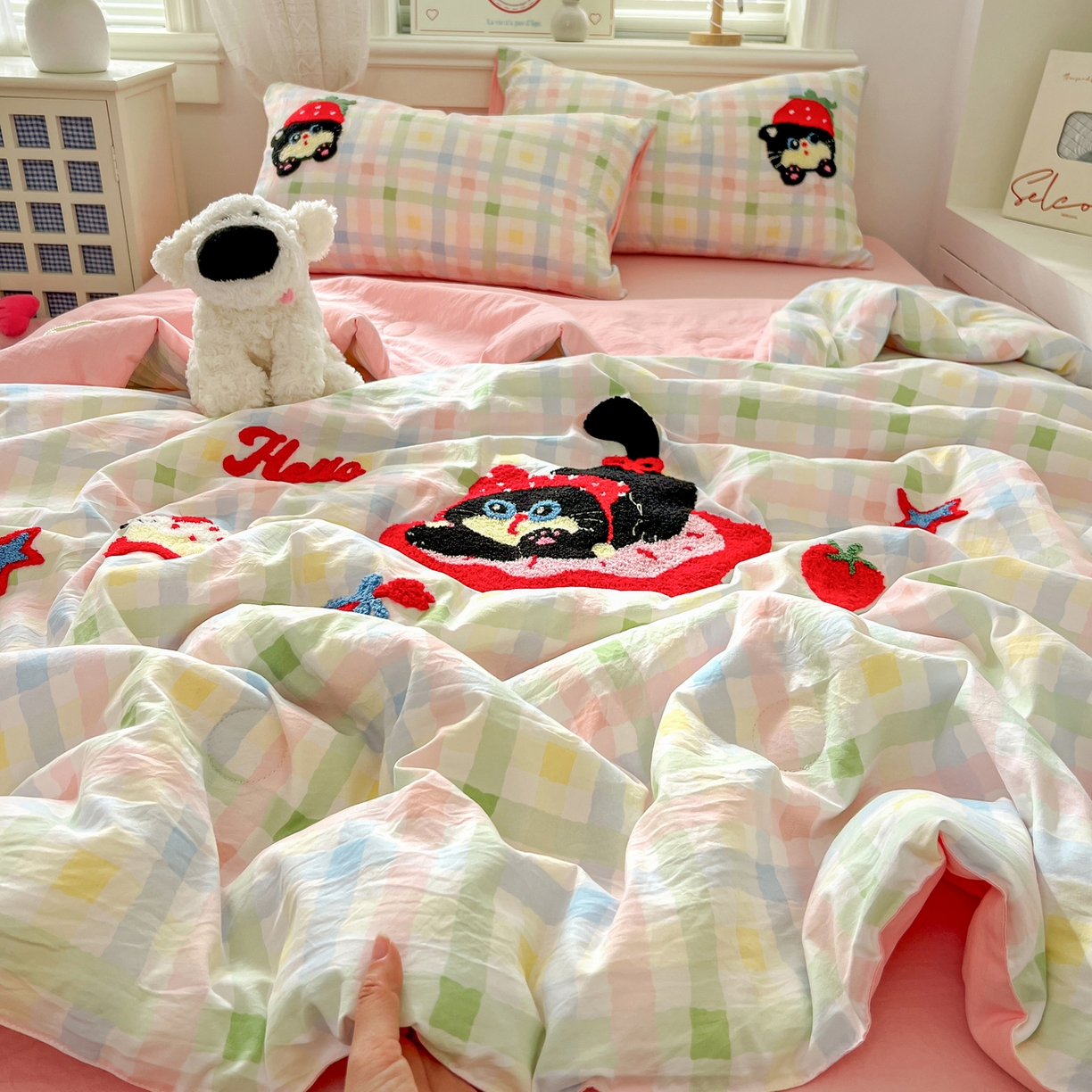 91家纺网 家纺一手货源 找家纺 易辰美 2026新款水洗棉毛巾绣夏被四件套 草莓猫咪