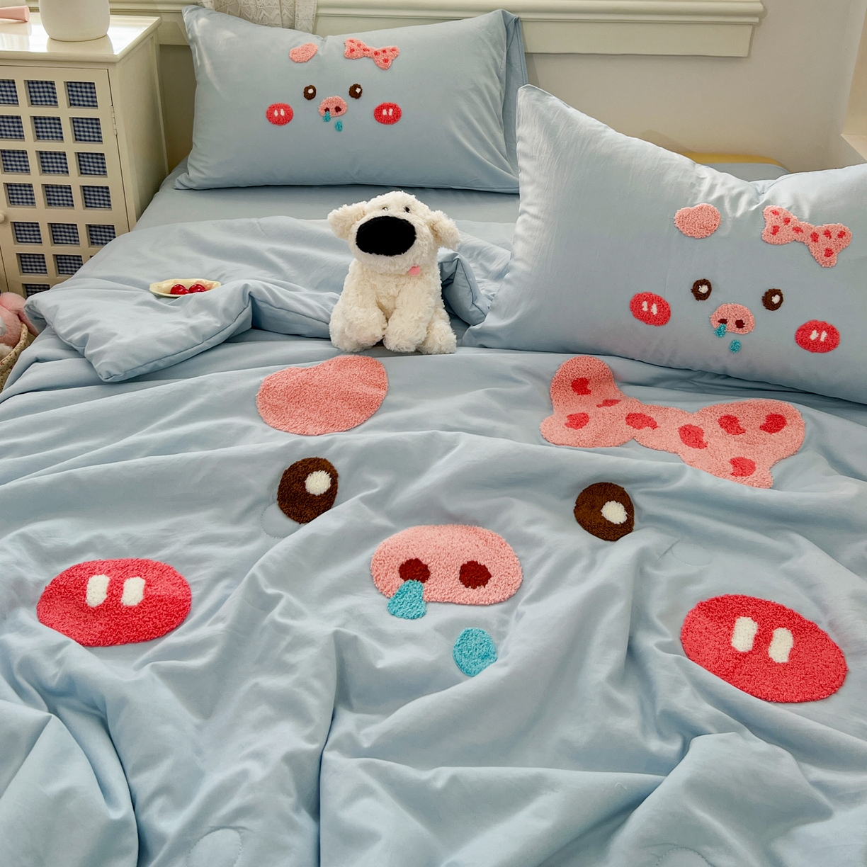 91家纺网 家纺一手货源 找家纺 易辰美 2026新款水洗棉毛巾绣夏被四件套 流涕猪-兰