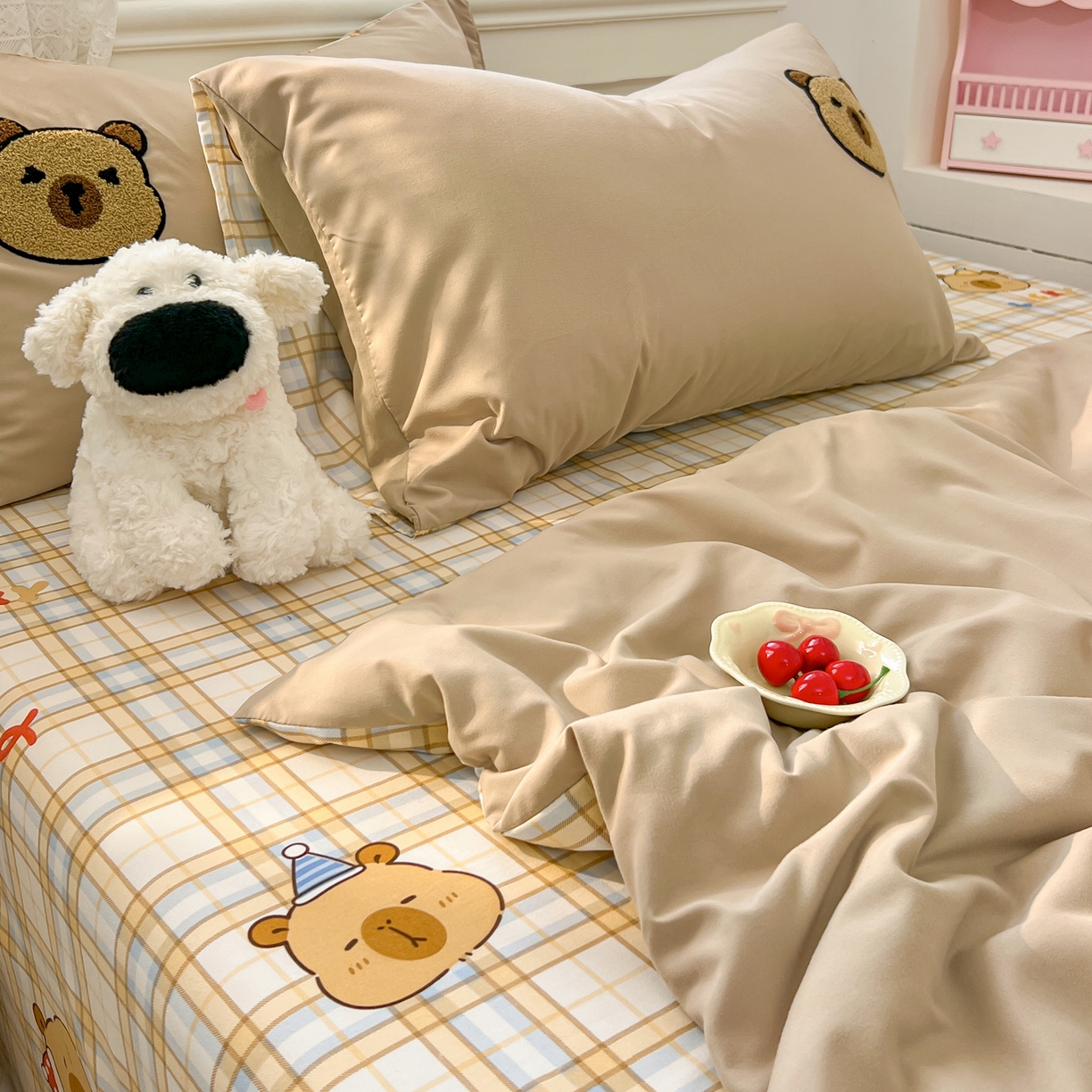 91家纺网 家纺一手货源 找家纺 易辰美 2026新款水洗棉毛巾绣夏被四件套 蛋糕卡皮