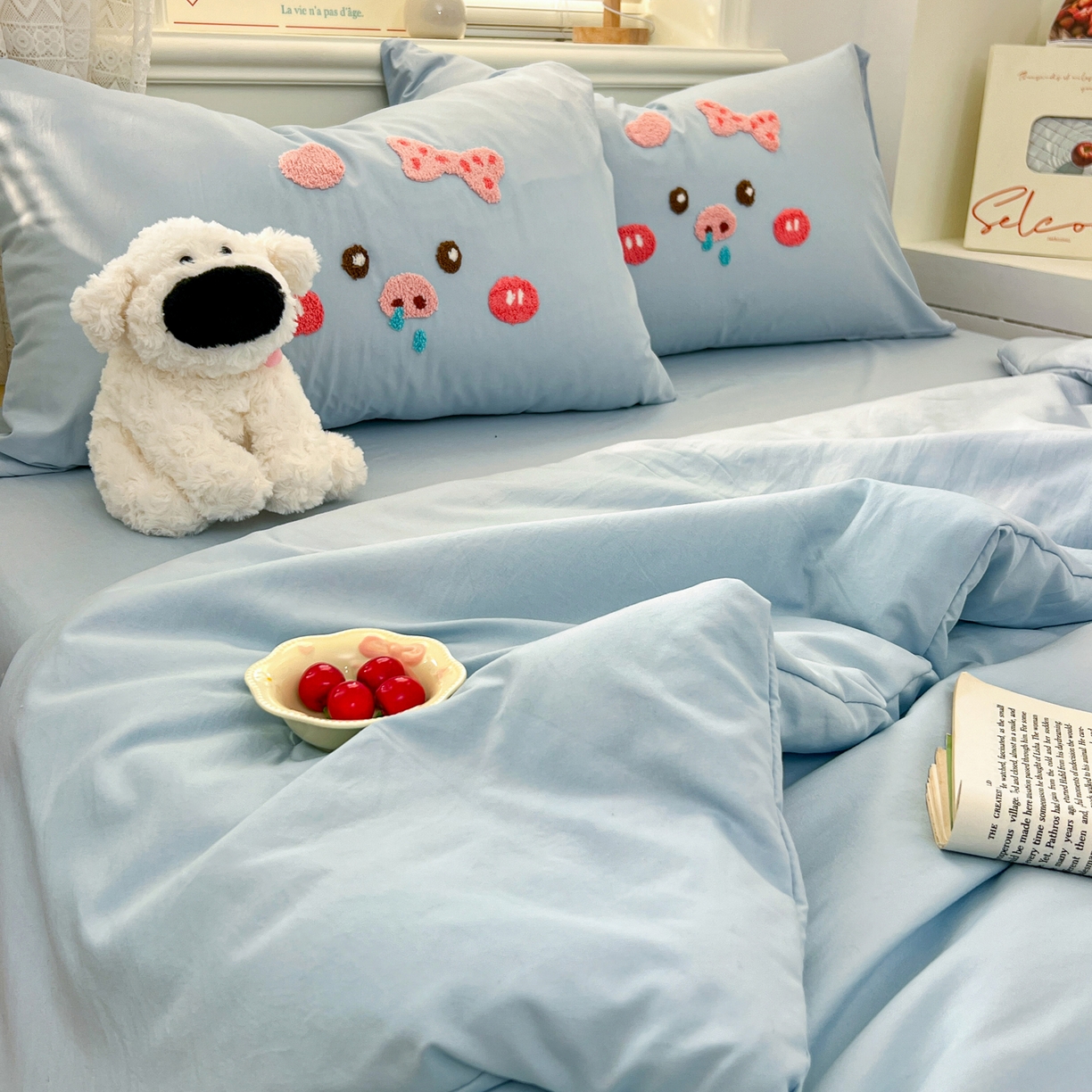 91家纺网 家纺一手货源 找家纺 易辰美 2026新款水洗棉毛巾绣夏被四件套 流涕猪-兰