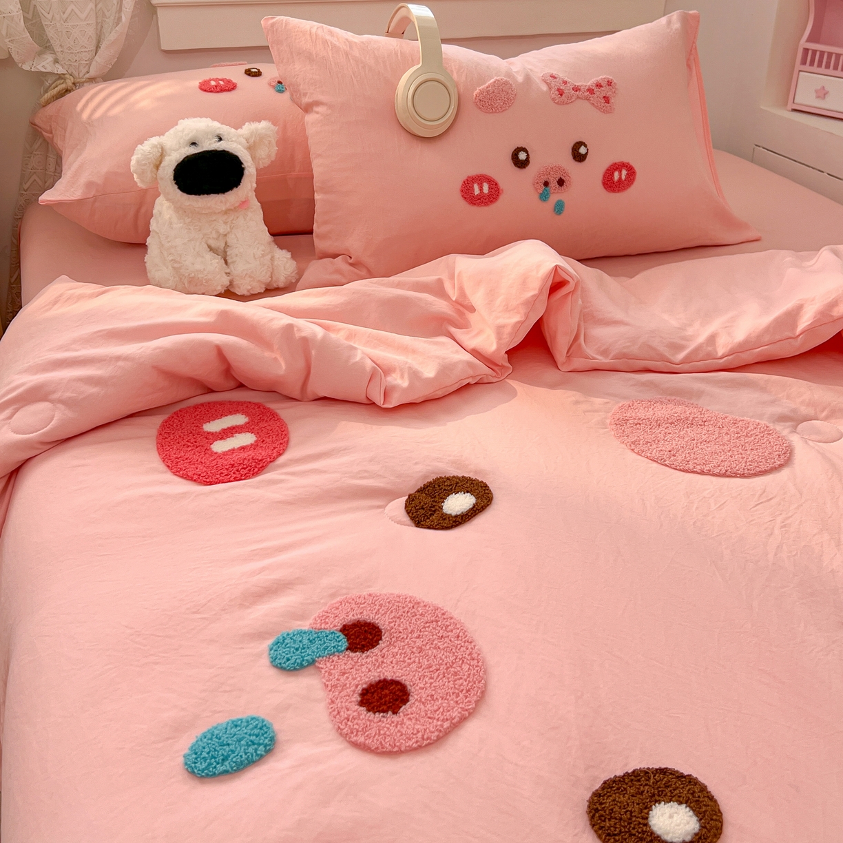 91家纺网 家纺一手货源 找家纺 易辰美 2026新款水洗棉毛巾绣夏被四件套 流涕猪-玉