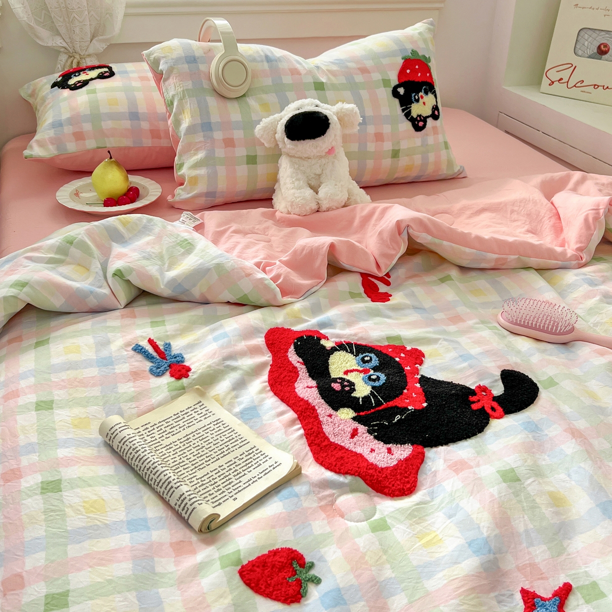 91家纺网 家纺一手货源 找家纺 易辰美 2026新款水洗棉毛巾绣夏被四件套 草莓猫咪