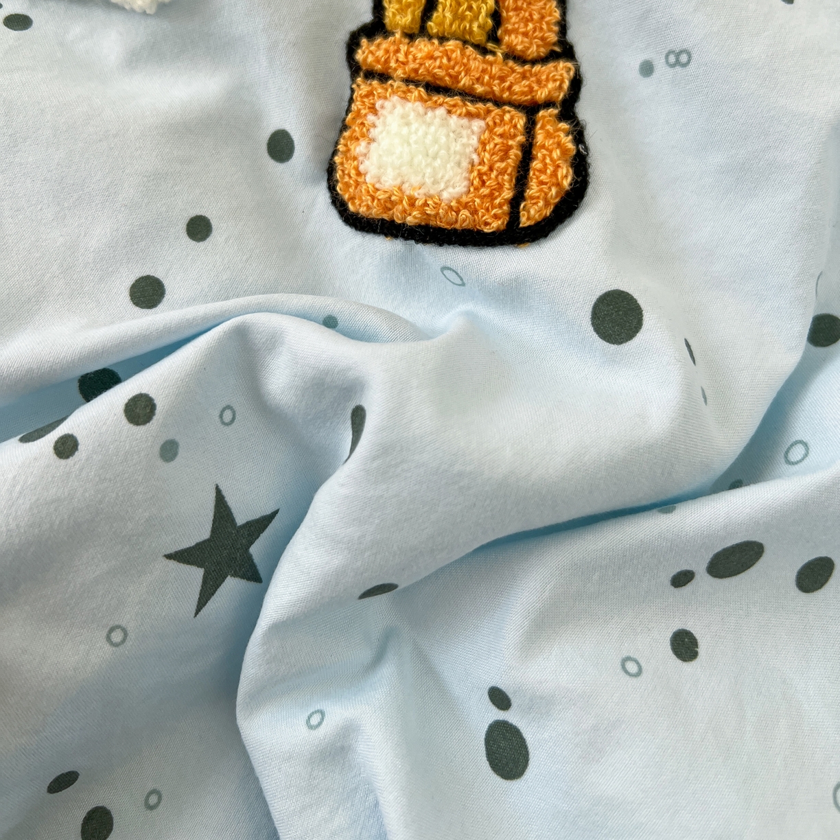 91家纺网 家纺一手货源 找家纺 易辰美 2026新款水洗棉毛巾绣夏被四件套 小新与大白