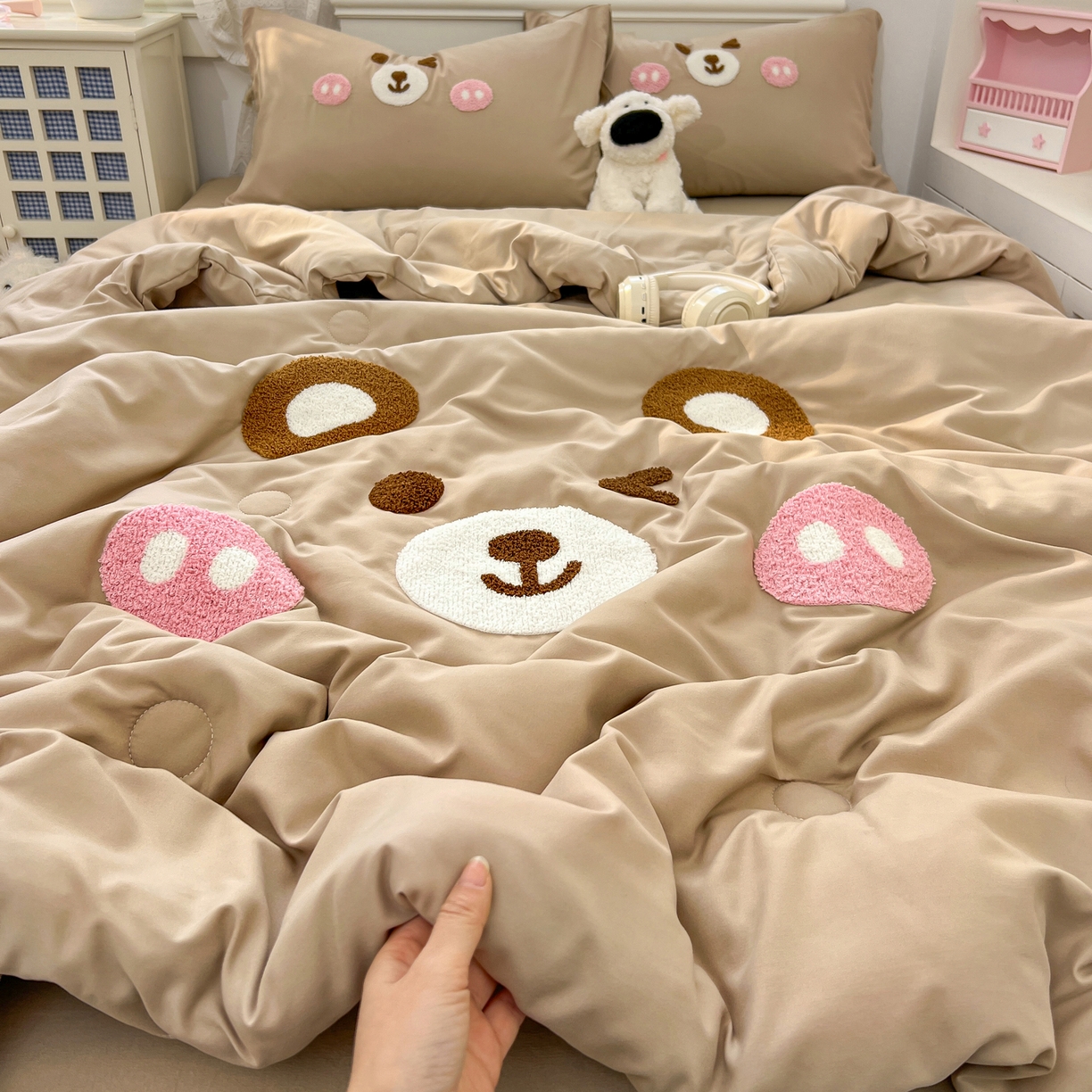 91家纺网 家纺一手货源 找家纺 易辰美 2026新款水洗棉毛巾绣夏被四件套 欢乐小熊