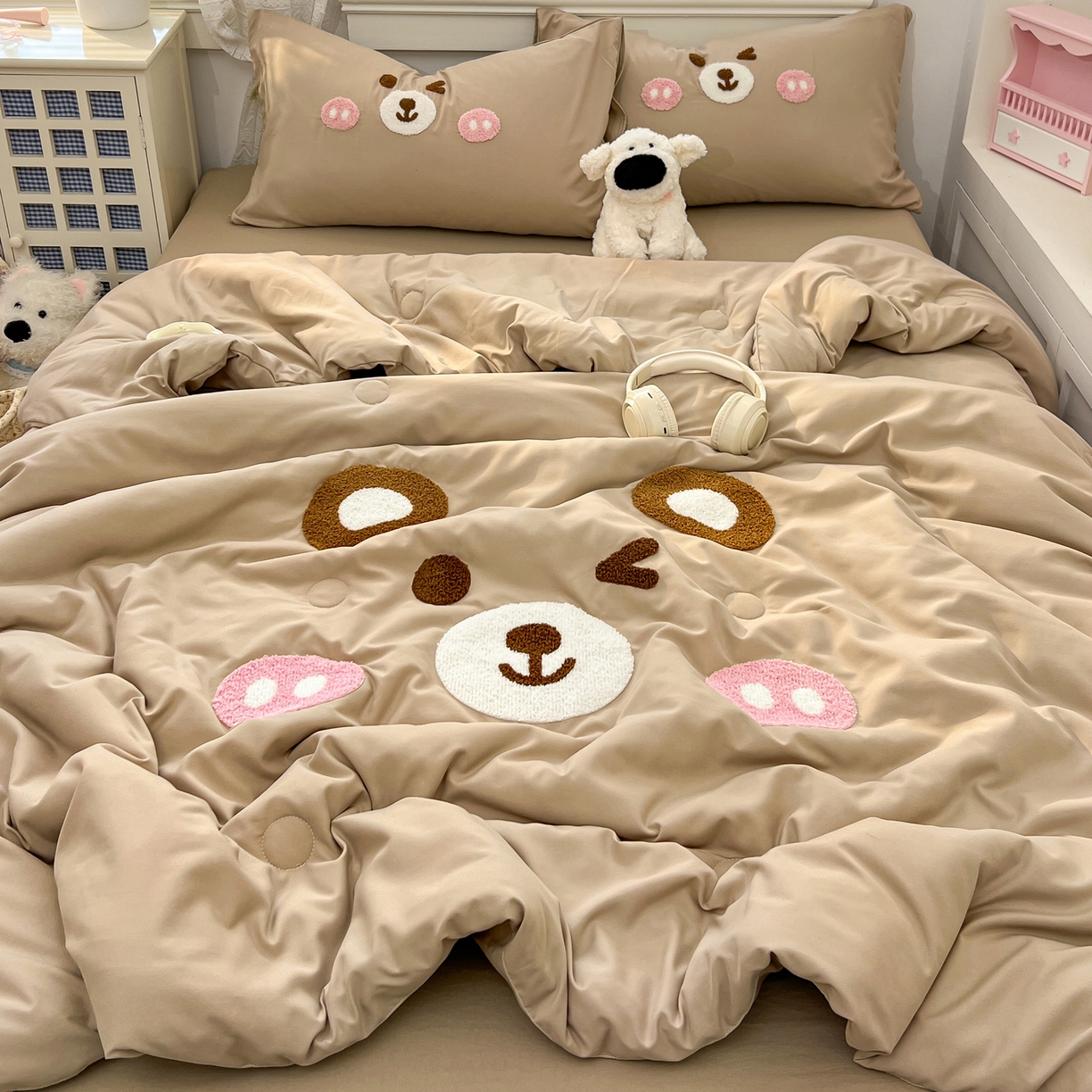 91家纺网 家纺一手货源 找家纺 易辰美 2026新款水洗棉毛巾绣夏被四件套 欢乐小熊