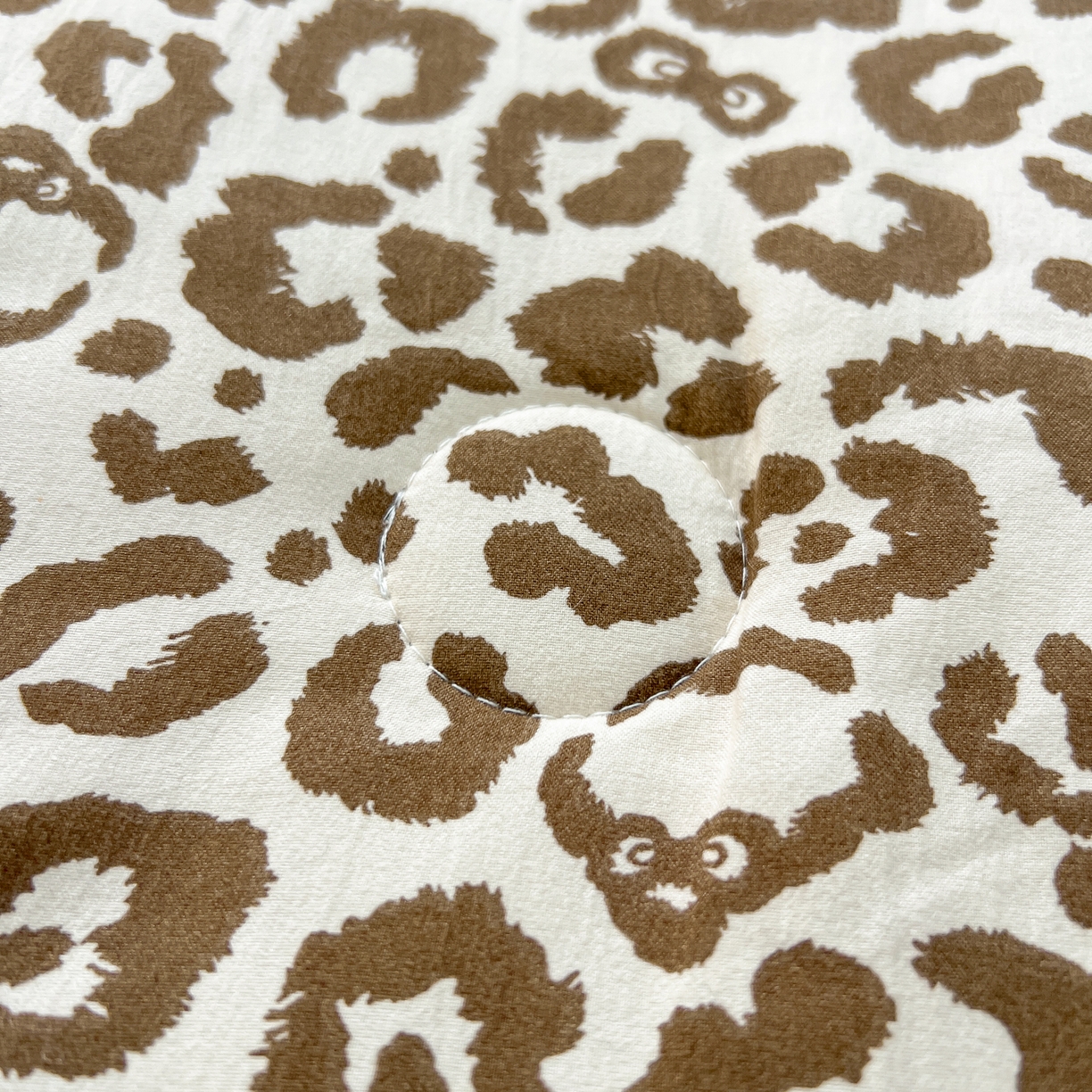 91家纺网 家纺一手货源 找家纺 易辰美 2026新款水洗棉毛巾绣夏被四件套 豹纹猫-咖