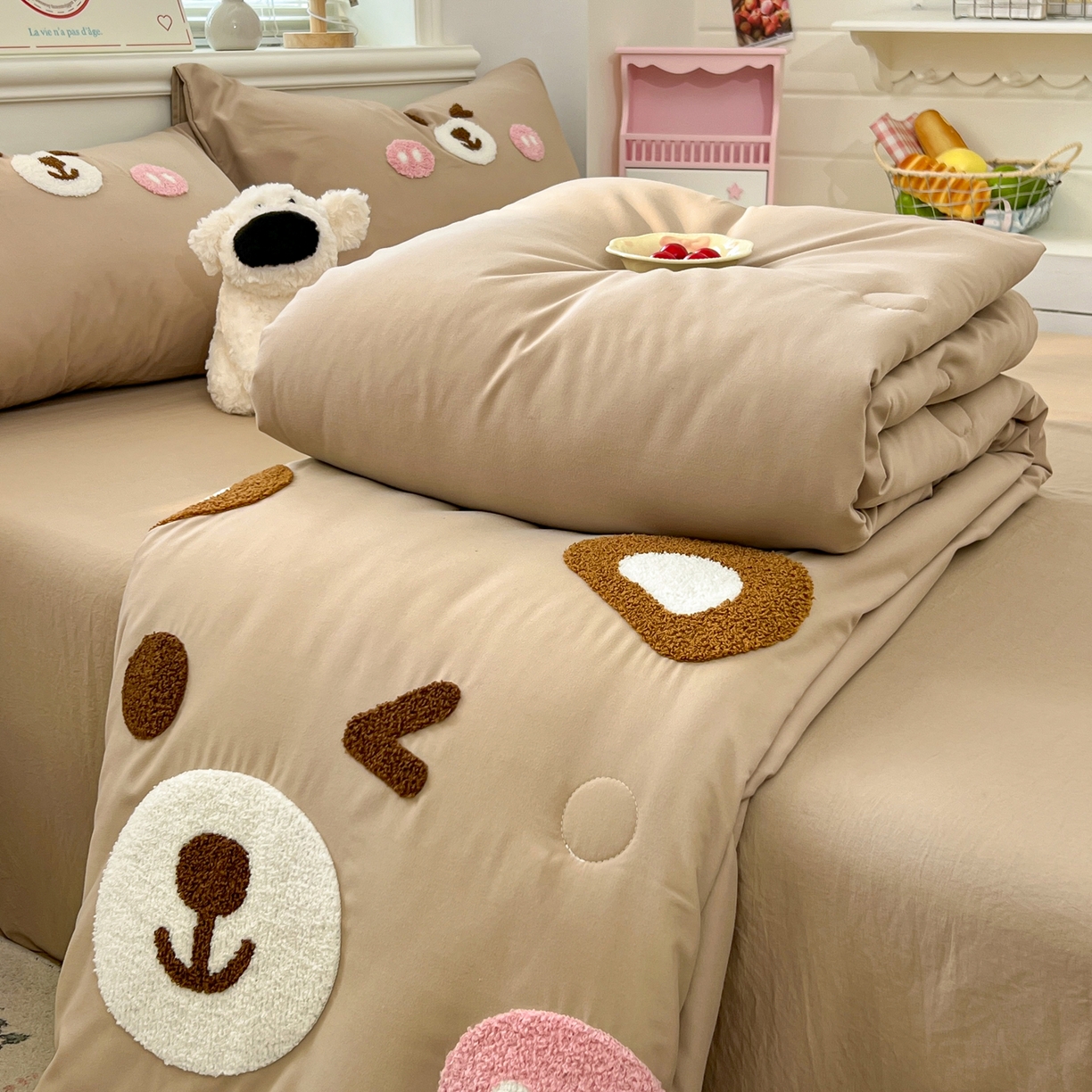 91家纺网 家纺一手货源 找家纺 易辰美 2026新款水洗棉毛巾绣夏被四件套 欢乐小熊