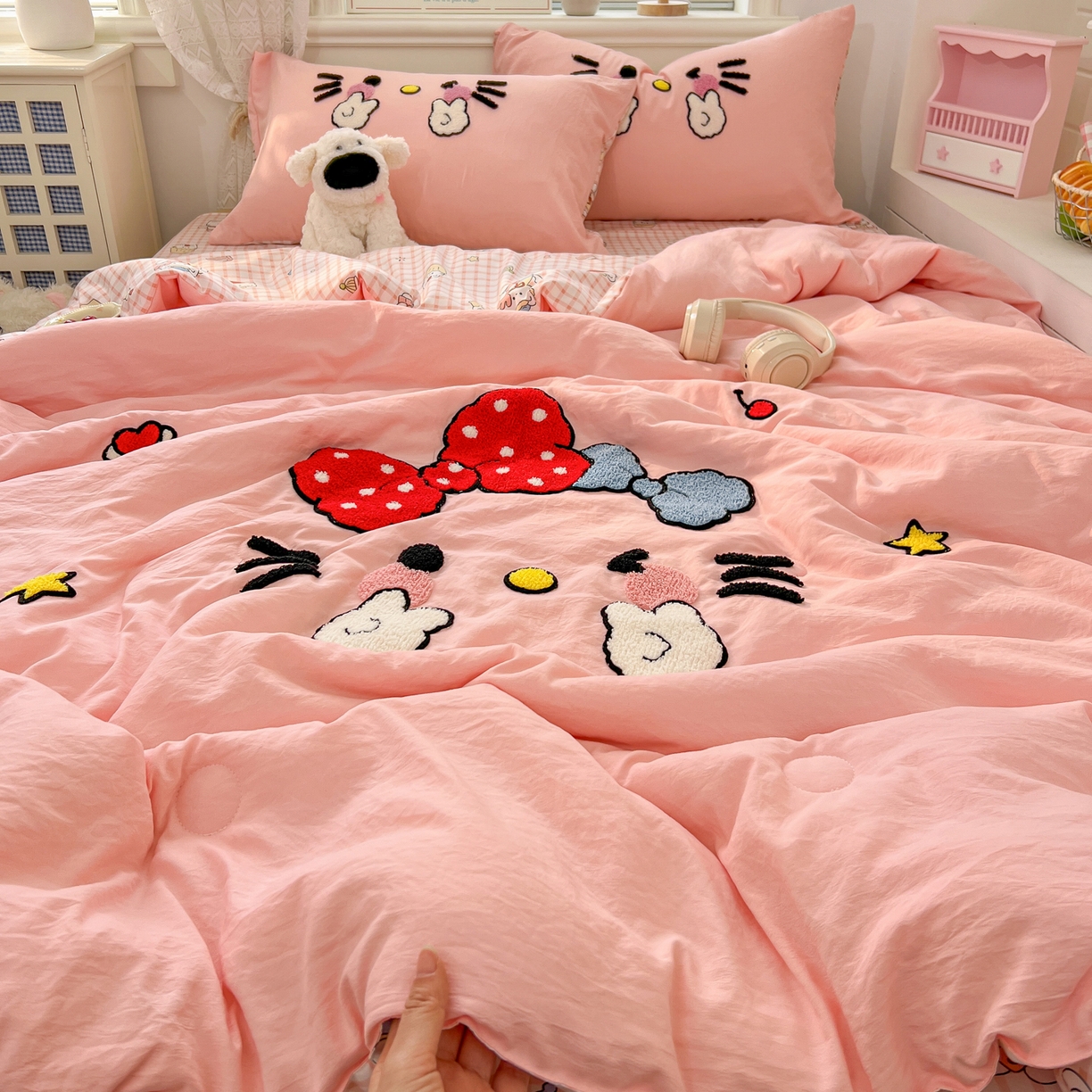 91家纺网 家纺一手货源 找家纺 易辰美 2026新款水洗棉毛巾绣夏被四件套 可爱KT猫